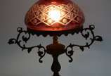 Abatjour de metal dourado com cúpula de vidro v... - Abatjour de metal dourado com cúpula de vidro vermelho lapidado (desgastes)