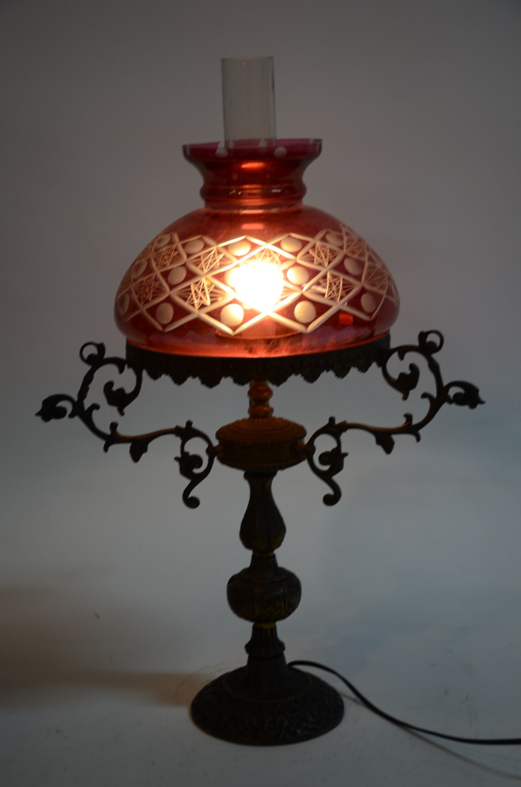 Abatjour de metal dourado com cúpula de vidro vermelho lapidado... - foto 7 de 7