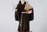 Santo Antonio com menino,  - Antiga imagem de madeira policromada com vestimentas, coroa de prata e cajado de metal, acompanha base de madeira e redoma de vidro.