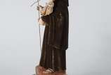 Santo Antonio com menino,  - Antiga imagem de madeira policromada com vestimentas, coroa de prata e cajado de metal, acompanha base de madeira e redoma de vidro.