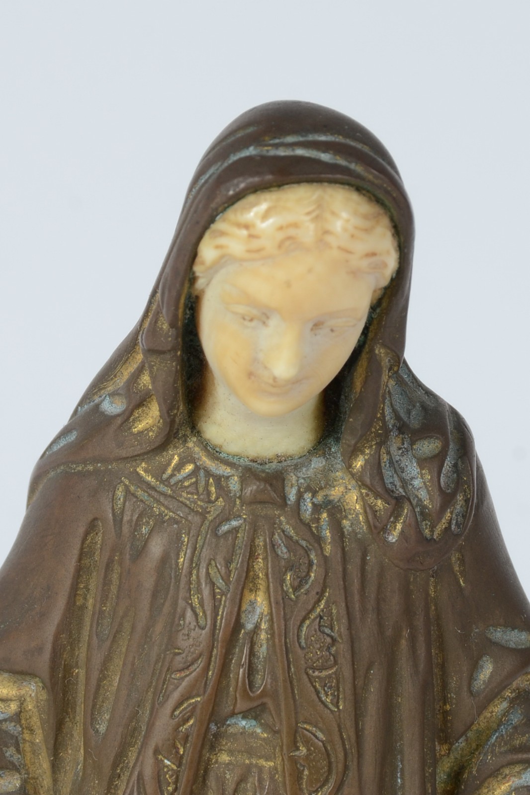 Imagem de bronze com rosto e mãos de marfim (faltando uma das mãos... - foto 2 de 9