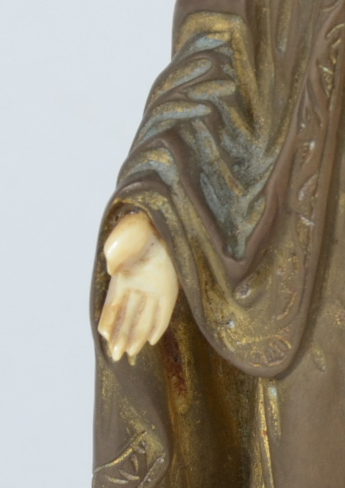 Imagem de bronze com rosto e mãos de marfim (faltando uma das mãos... - foto 6 de 9
