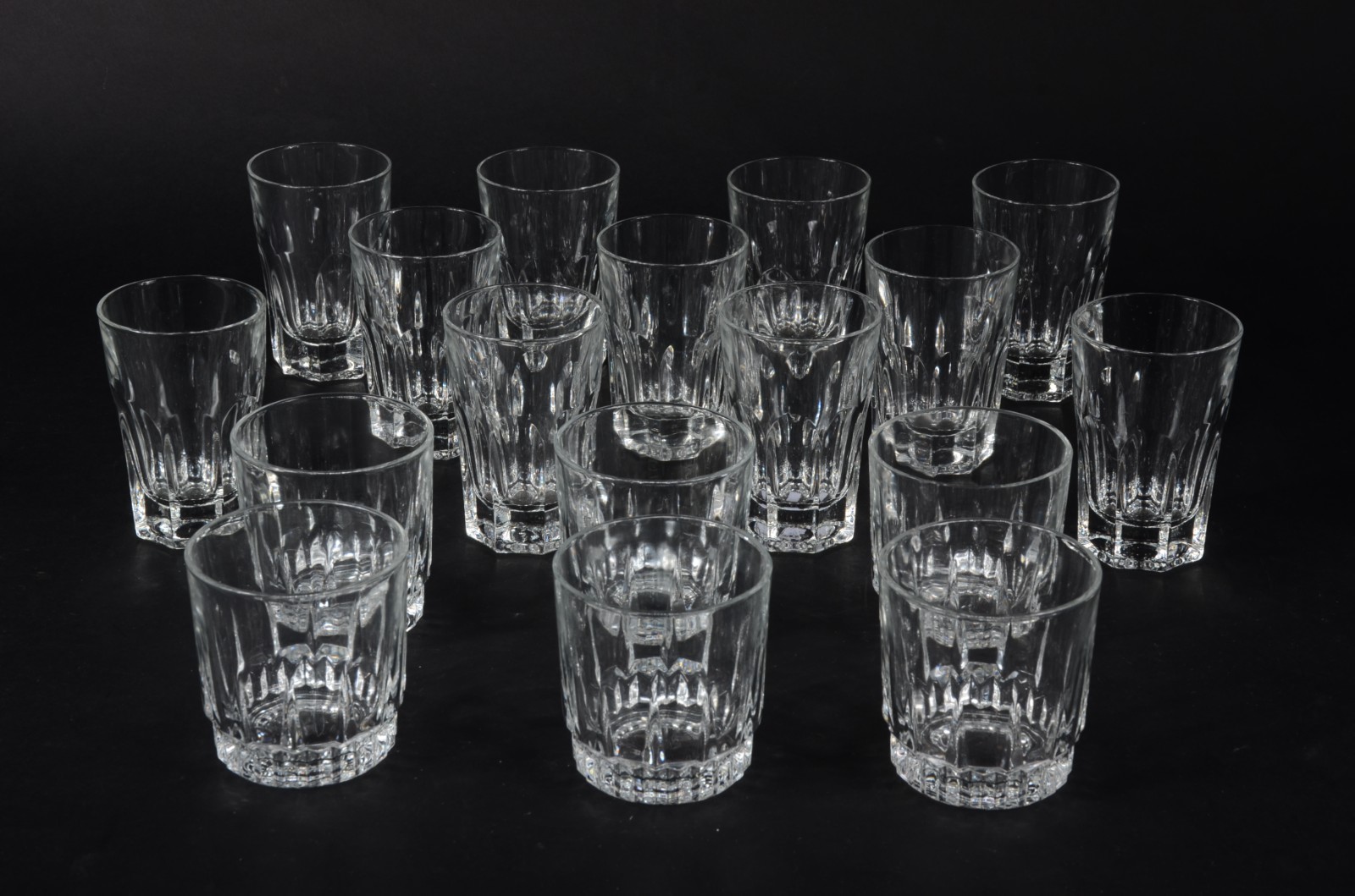 Diversos copos de cristal, sendo 11 facetados para água e 6 para... - foto 1 de 3