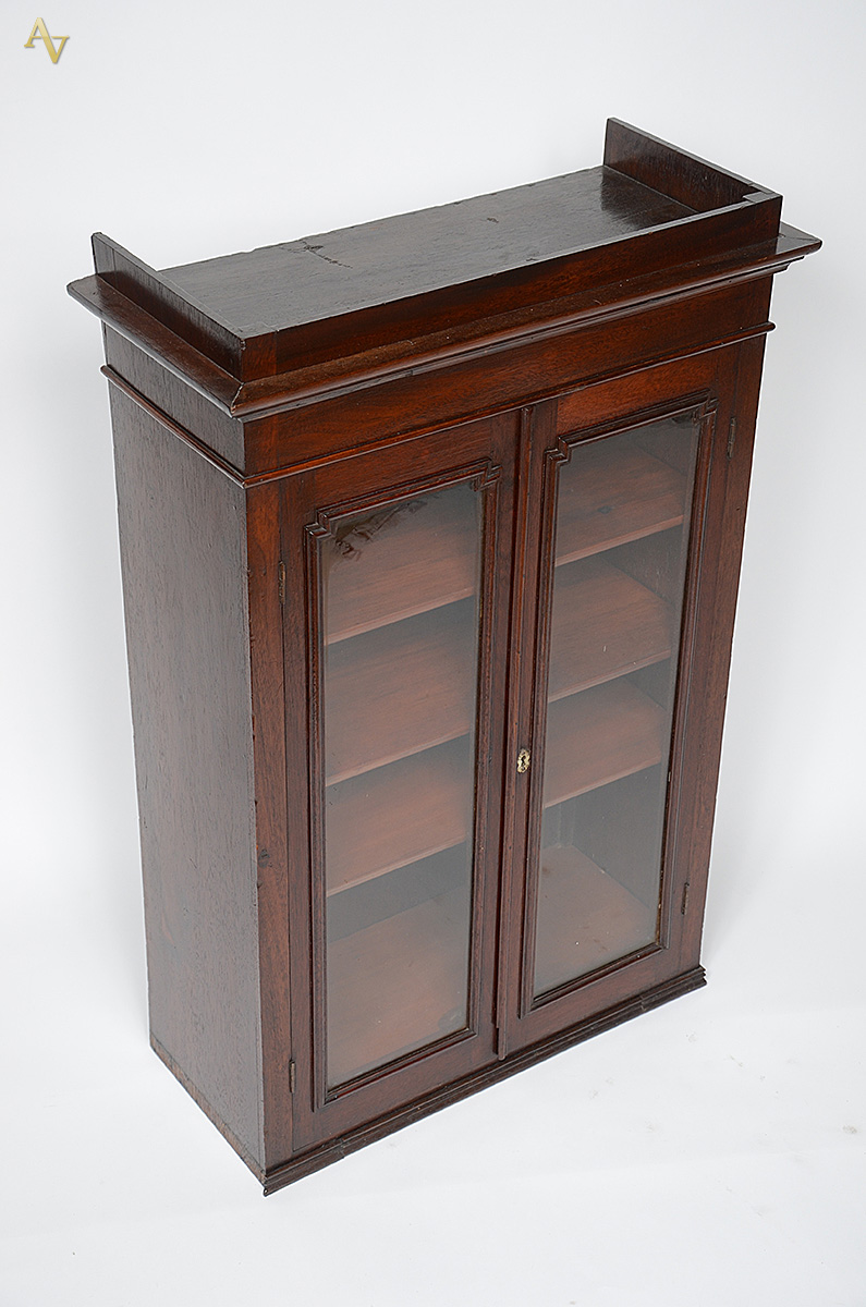Mini vitrine de madeira nobre com 2 portas de vidro. Medidas 60 x 27...