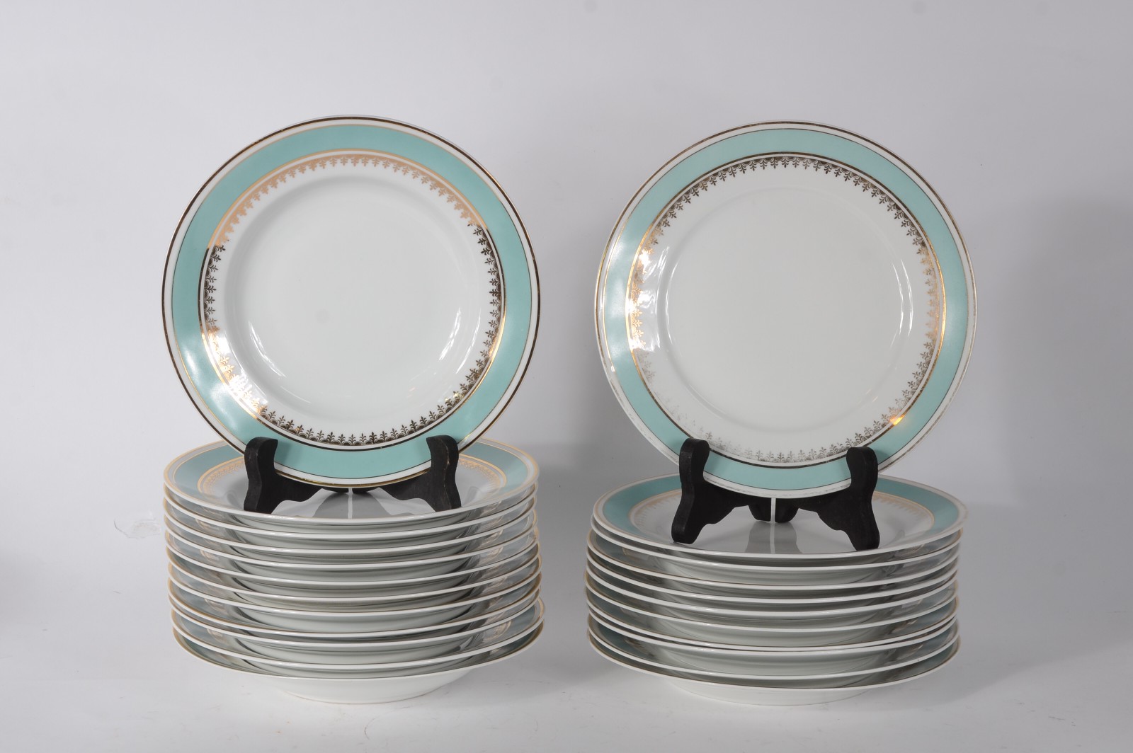 Aparelho de jantar de porcelana Mauá, composto de: 11 pratos rasos... - foto 3 de 11