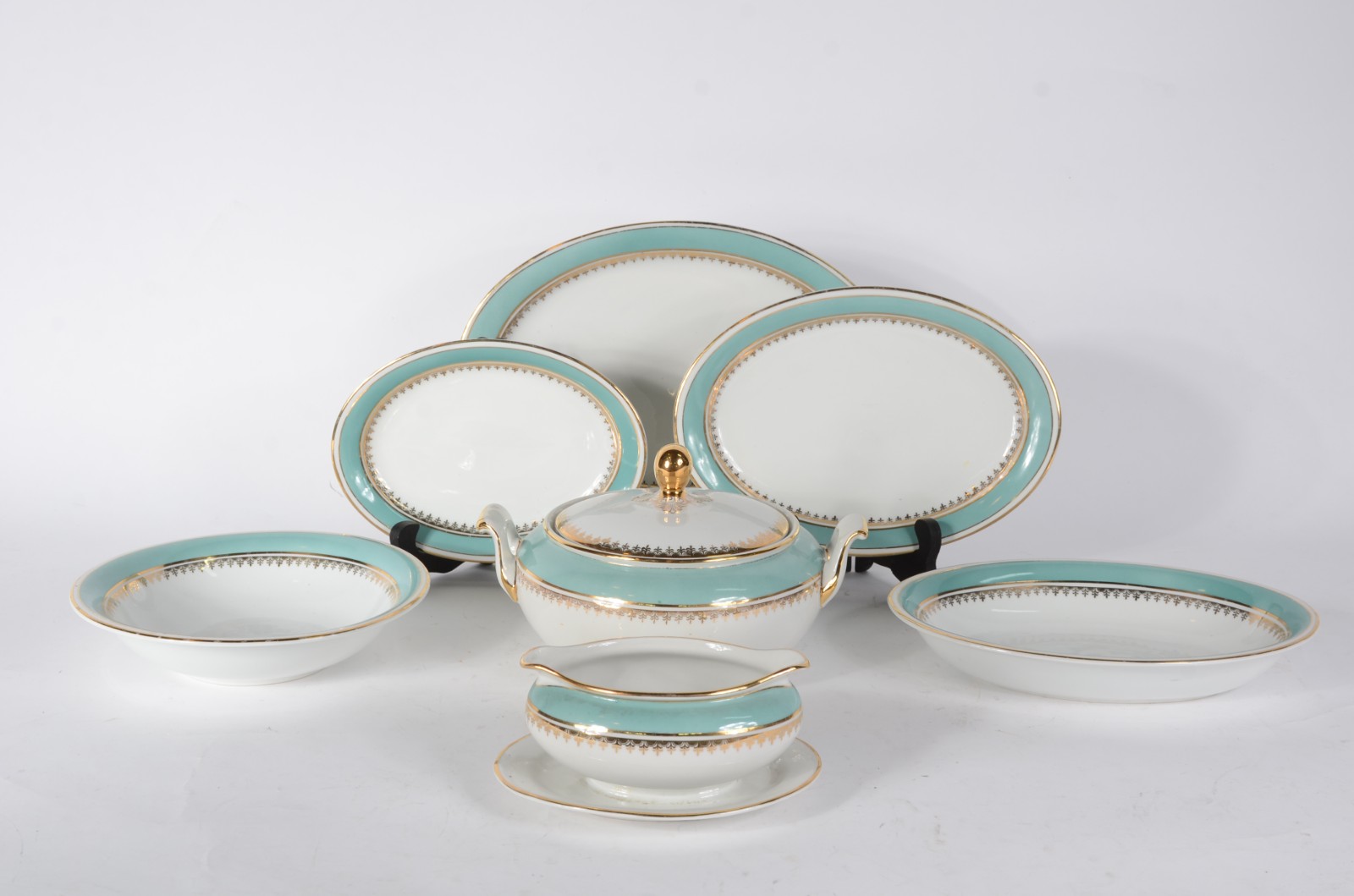 Aparelho de jantar de porcelana Mauá, composto de: 11 pratos rasos... - foto 6 de 11
