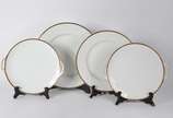 Bavaria (1747),  - Aparelho de jantar, chá e café de porcelana alemã da Bavaria, na cor branca com guirlandas realçadas em dourado nas bordas, composto de: 12 pratos ras