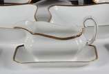 Bavaria (1747),  - Aparelho de jantar, chá e café de porcelana alemã da Bavaria, na cor branca com guirlandas realçadas em dourado nas bordas, composto de: 12 pratos ras