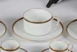 Bavaria (1747),  - Aparelho de jantar, chá e café de porcelana alemã da Bavaria, na cor branca com guirlandas realçadas em dourado nas bordas, composto de: 12 pratos ras