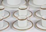 Bavaria (1747),  - Aparelho de jantar, chá e café de porcelana alemã da Bavaria, na cor branca com guirlandas realçadas em dourado nas bordas, composto de: 12 pratos ras