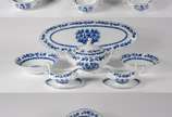Porcelanas Steatita (1956),  - Aparelho de jantar, chá e café de porcelana Steatita, decoração "Cebolinha" em azul e branco, composto de: 12 pratos rasos, 12 pratos de sobremesa, 12