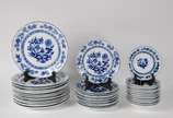 Porcelanas Steatita (1956),  - Aparelho de jantar, chá e café de porcelana Steatita, decoração "Cebolinha" em azul e branco, composto de: 12 pratos rasos, 12 pratos de sobremesa, 12