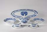 Porcelanas Steatita (1956),  - Aparelho de jantar, chá e café de porcelana Steatita, decoração "Cebolinha" em azul e branco, composto de: 12 pratos rasos, 12 pratos de sobremesa, 12
