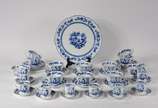 Porcelanas Steatita (1956),  - Aparelho de jantar, chá e café de porcelana Steatita, decoração "Cebolinha" em azul e branco, composto de: 12 pratos rasos, 12 pratos de sobremesa, 12