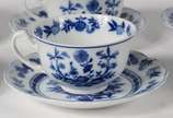 Porcelanas Steatita (1956),  - Aparelho de jantar, chá e café de porcelana Steatita, decoração "Cebolinha" em azul e branco, composto de: 12 pratos rasos, 12 pratos de sobremesa, 12