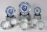 Porcelanas Steatita (1956),  - Aparelho de jantar, chá e café de porcelana Steatita, decoração "Cebolinha" em azul e branco, composto de: 12 pratos rasos, 12 pratos de sobremesa, 12