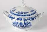 Porcelanas Steatita (1956),  - Aparelho de jantar, chá e café de porcelana Steatita, decoração "Cebolinha" em azul e branco, composto de: 12 pratos rasos, 12 pratos de sobremesa, 12