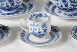 Porcelanas Steatita (1956),  - Aparelho de jantar, chá e café de porcelana Steatita, decoração "Cebolinha" em azul e branco, composto de: 12 pratos rasos, 12 pratos de sobremesa, 12