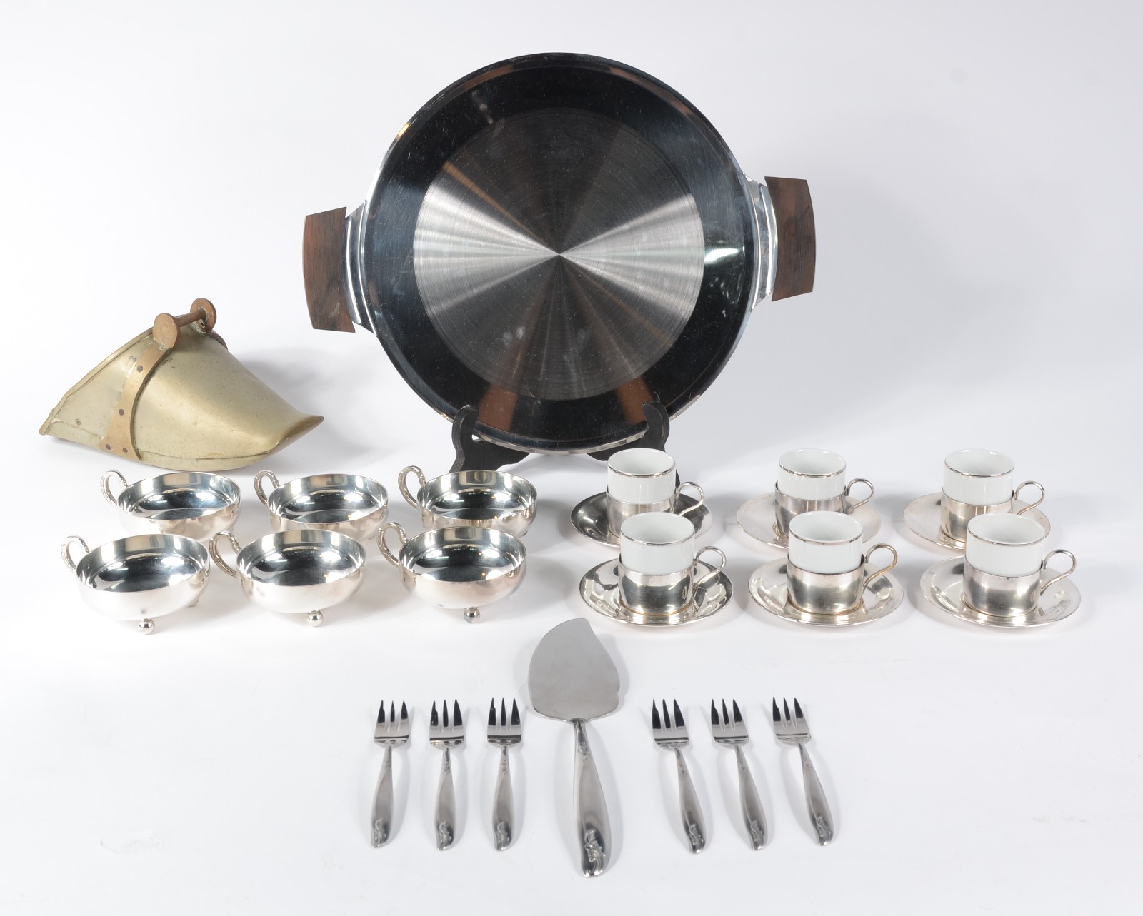 Quatro peças diversas de metal prateado, sendo: 6 taças para sorvete... - foto 1 de 11