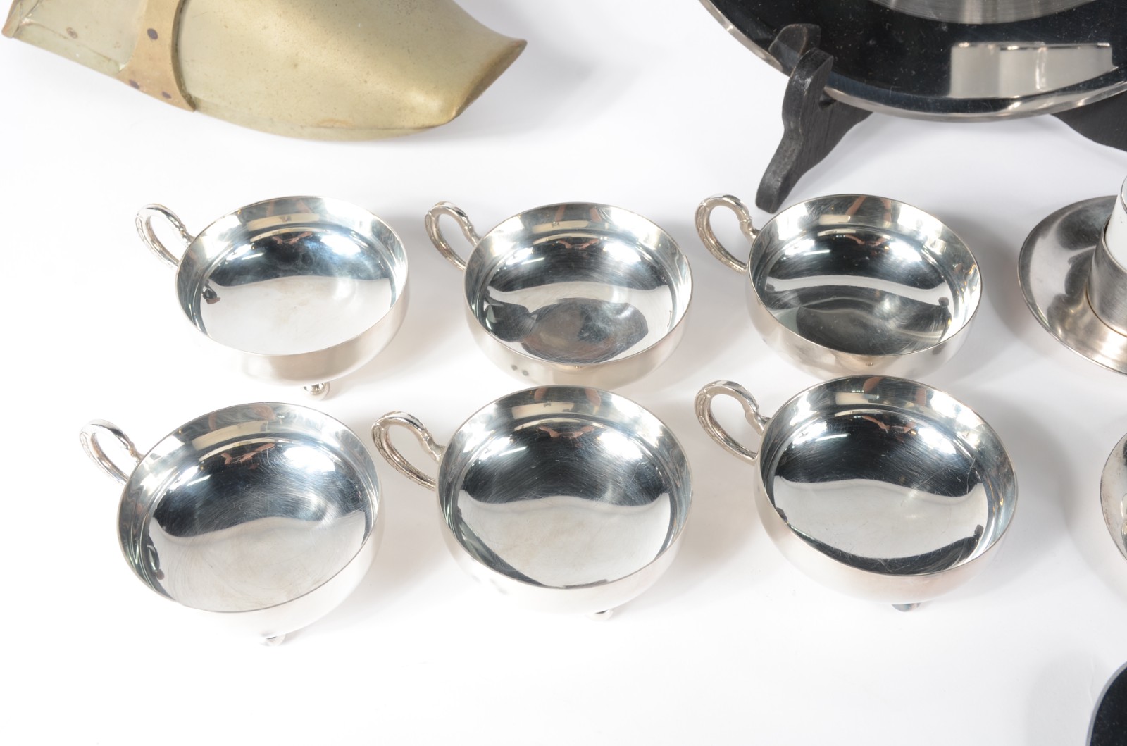 Quatro peças diversas de metal prateado, sendo: 6 taças para sorvete... - foto 4 de 11