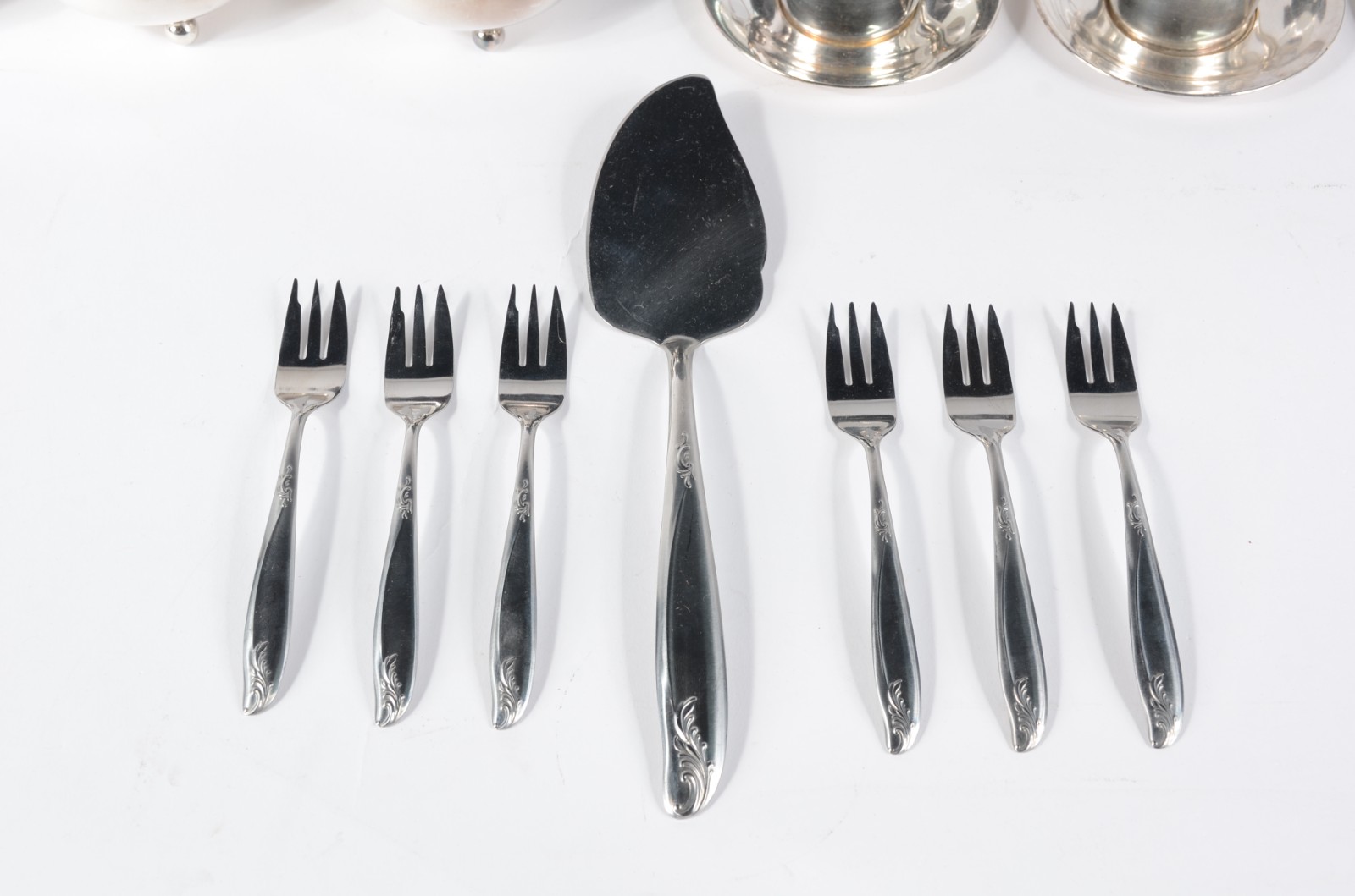 Quatro peças diversas de metal prateado, sendo: 6 taças para sorvete... - foto 2 de 11