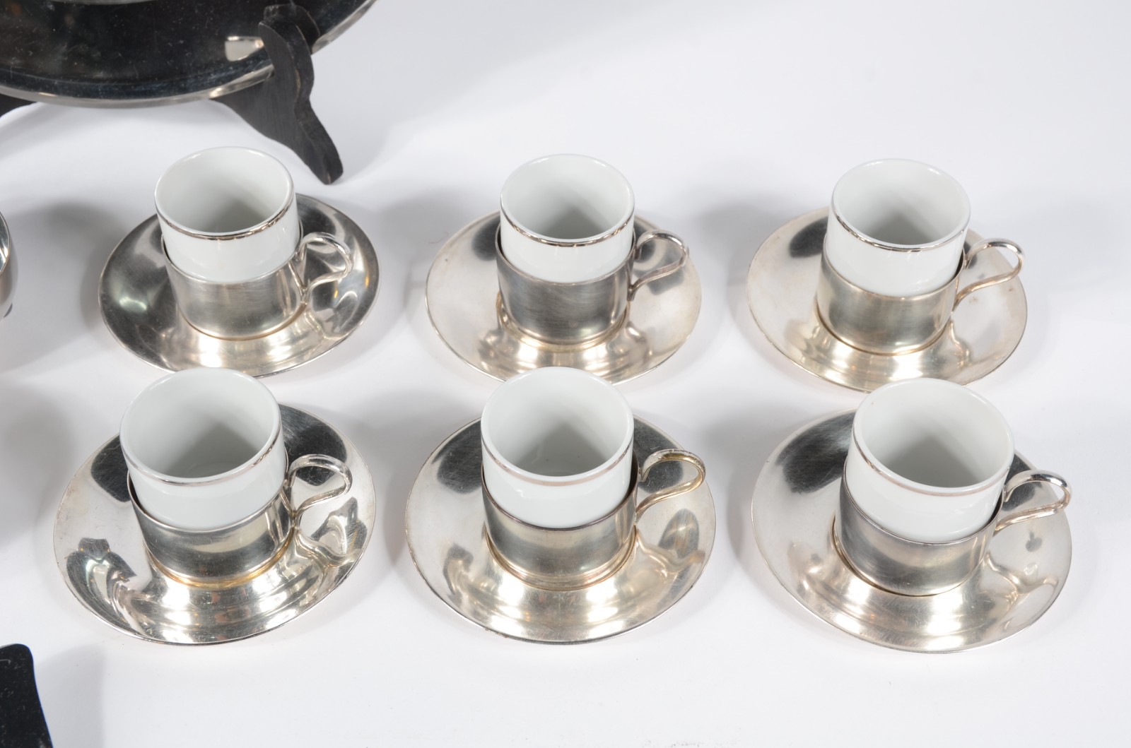 Quatro peças diversas de metal prateado, sendo: 6 taças para sorvete... - foto 3 de 11