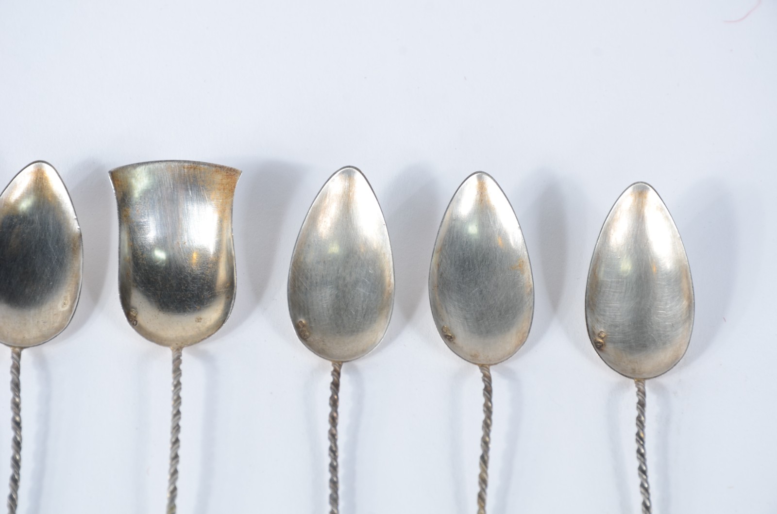 Conjunto com 6 colheres para chá e 1 para açúcar de prata, no estojo - foto 3 de 7