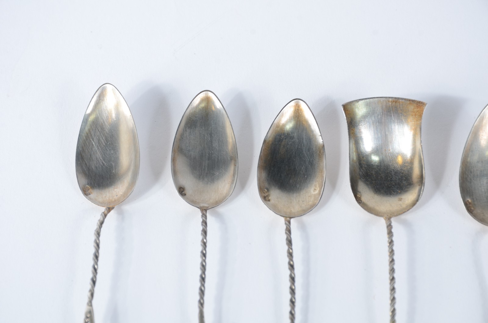 Conjunto com 6 colheres para chá e 1 para açúcar de prata, no estojo - foto 4 de 7