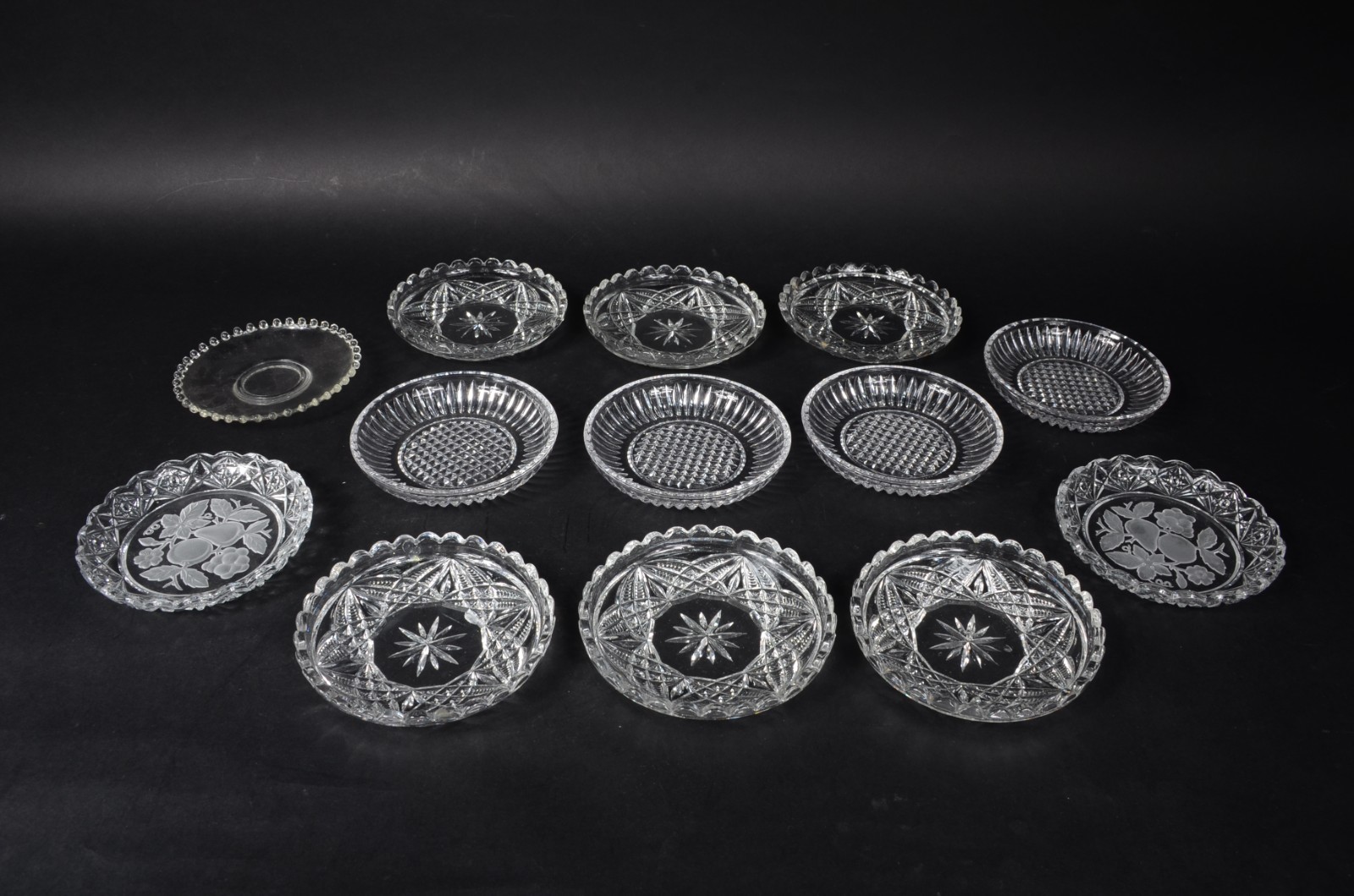 Conjunto com 13 pratinhos para sobremesa de cristal lapidado em... - foto 1 de 7
