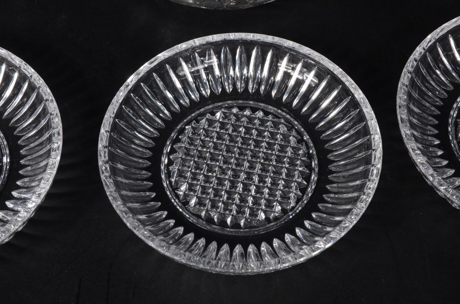 Conjunto com 13 pratinhos para sobremesa de cristal lapidado em... - foto 3 de 7