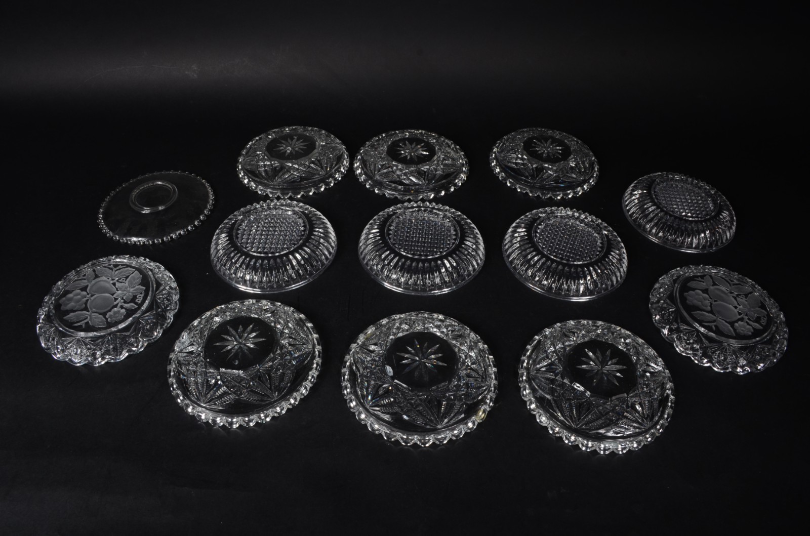 Conjunto com 13 pratinhos para sobremesa de cristal lapidado em... - foto 6 de 7