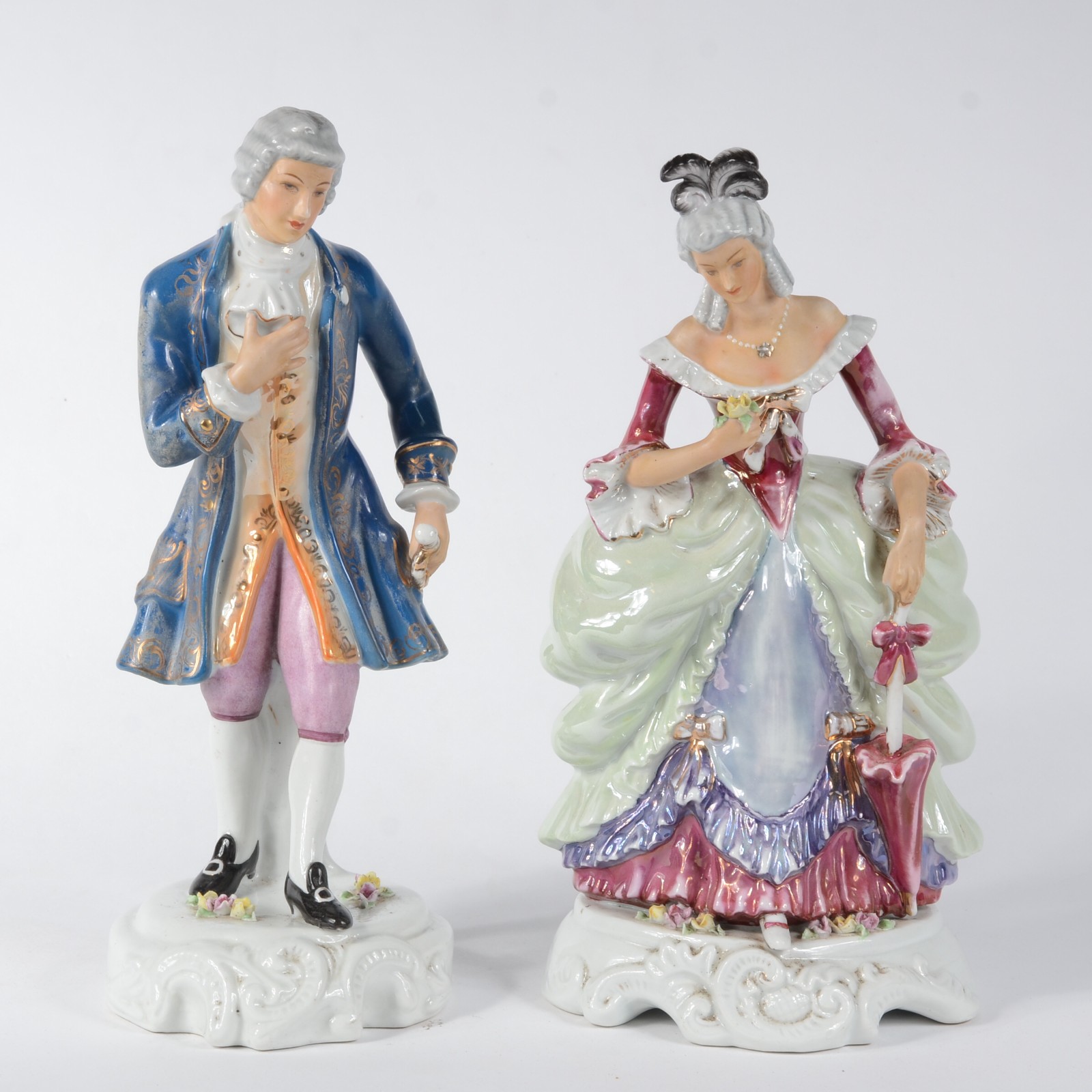 Par de estatuetas de porcelana policromada representando casal de... - foto 1 de 8
