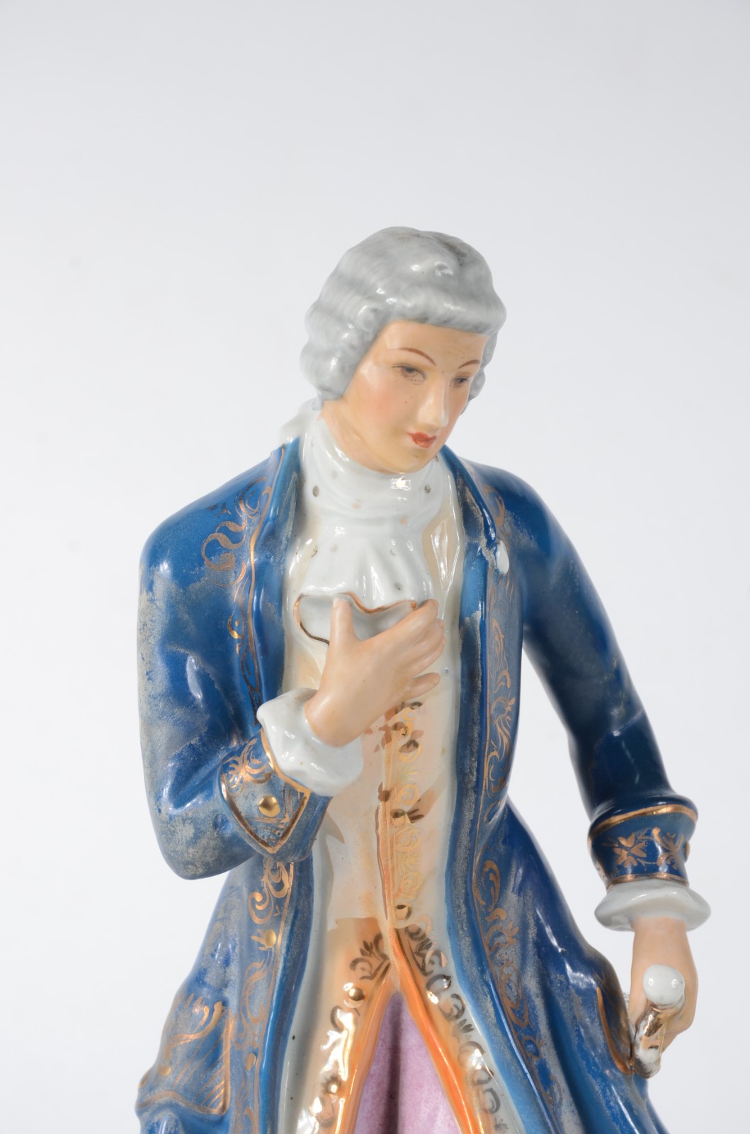 Par de estatuetas de porcelana policromada representando casal de... - foto 2 de 8