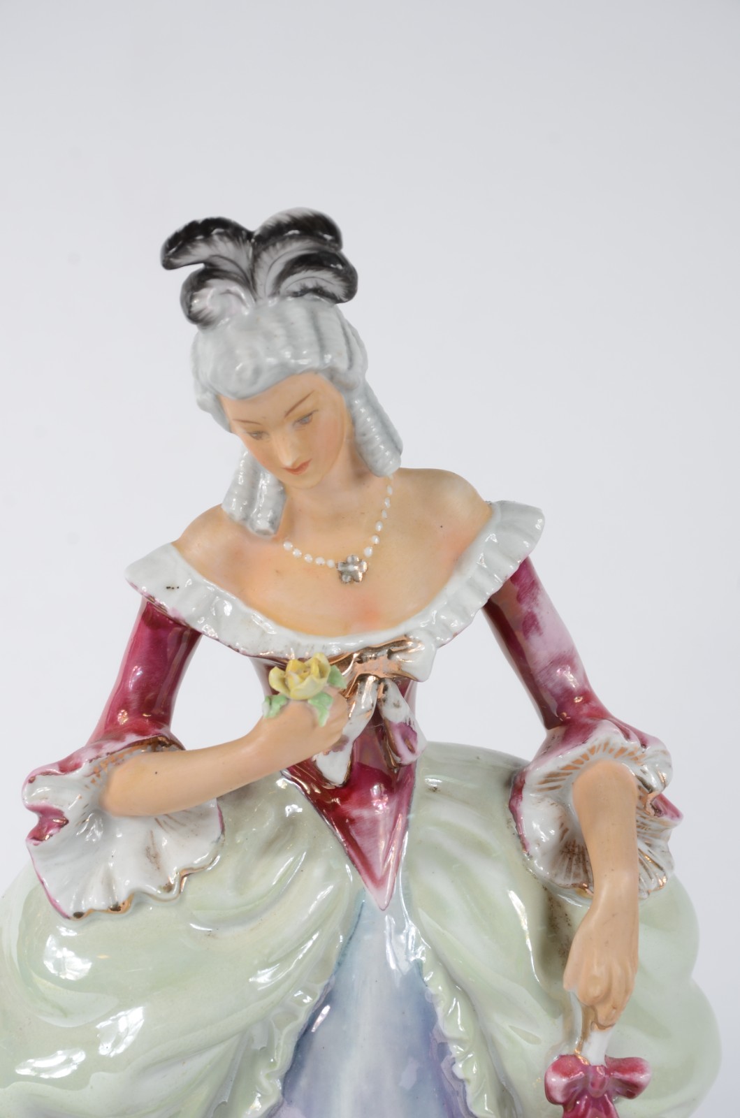Par de estatuetas de porcelana policromada representando casal de... - foto 3 de 8