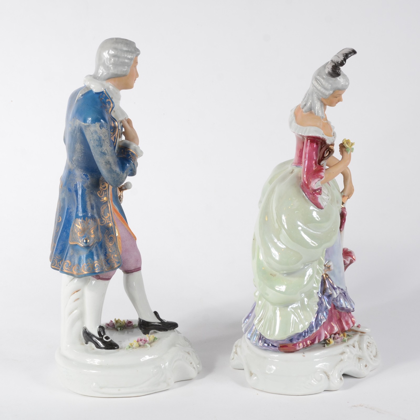 Par de estatuetas de porcelana policromada representando casal de... - foto 4 de 8