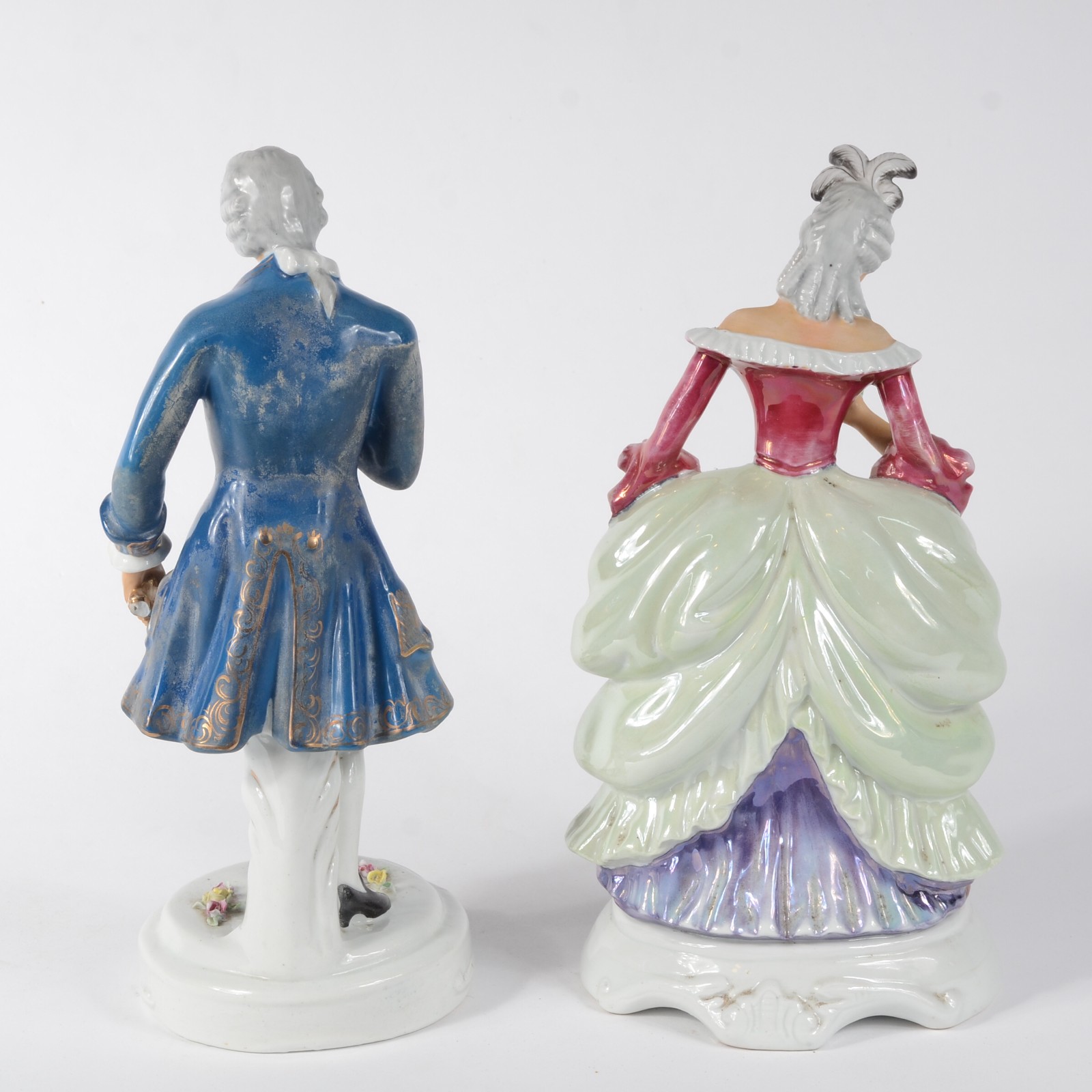 Par de estatuetas de porcelana policromada representando casal de... - foto 5 de 8