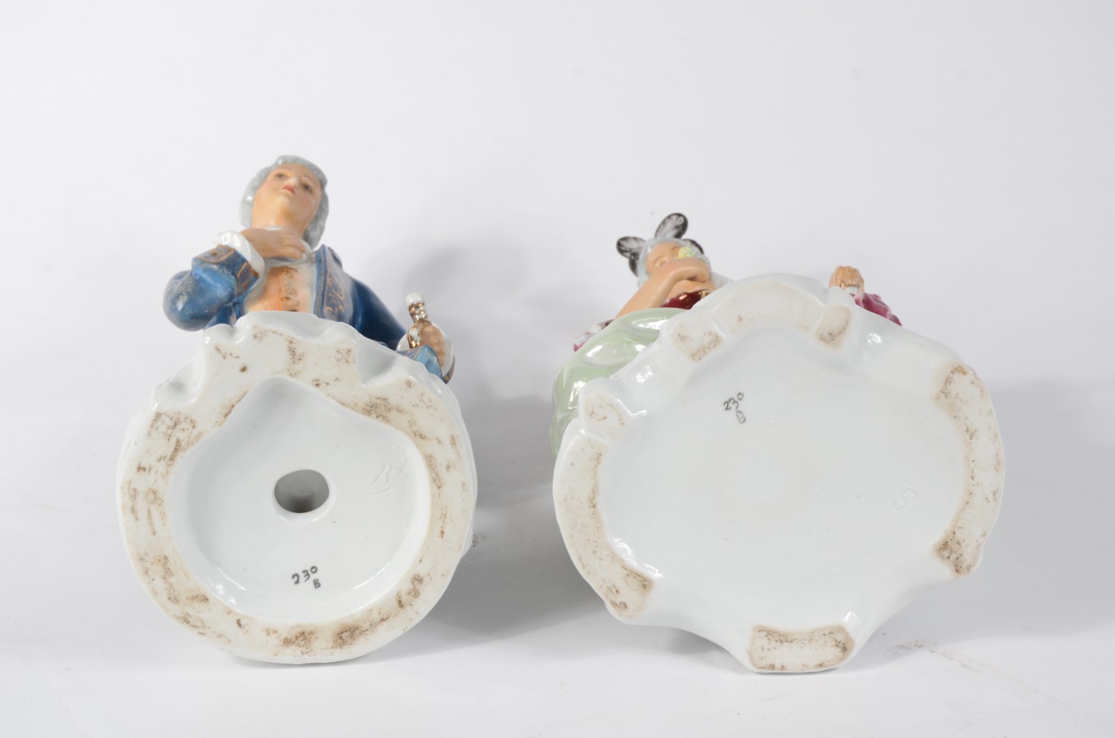 Par de estatuetas de porcelana policromada representando casal de... - foto 6 de 8