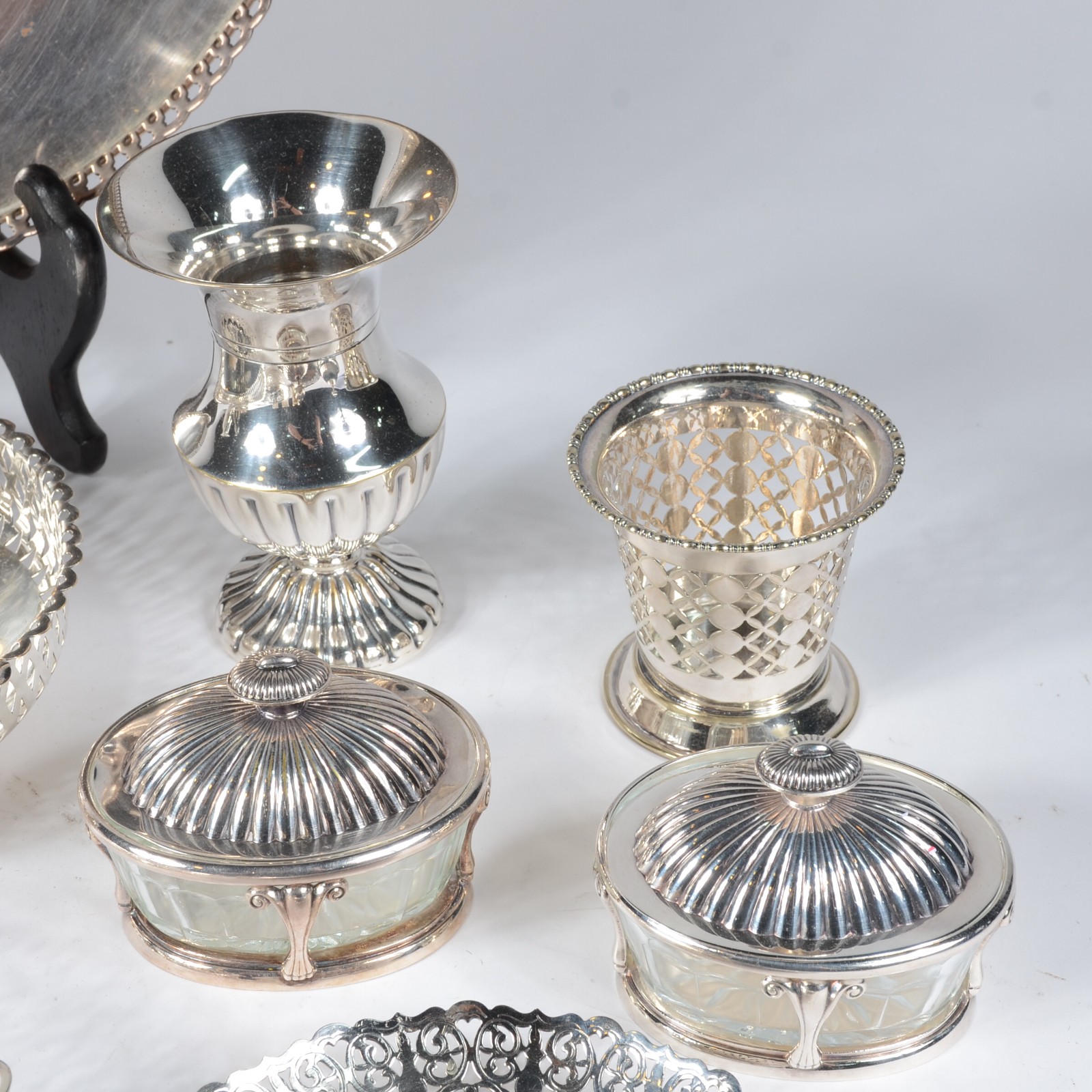 Lote com 14 peças diversas de metal prateado, sendo salva grande com... - foto 4 de 11