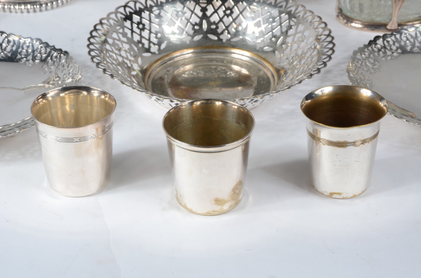 Lote com 14 peças diversas de metal prateado, sendo salva grande com... - foto 7 de 11