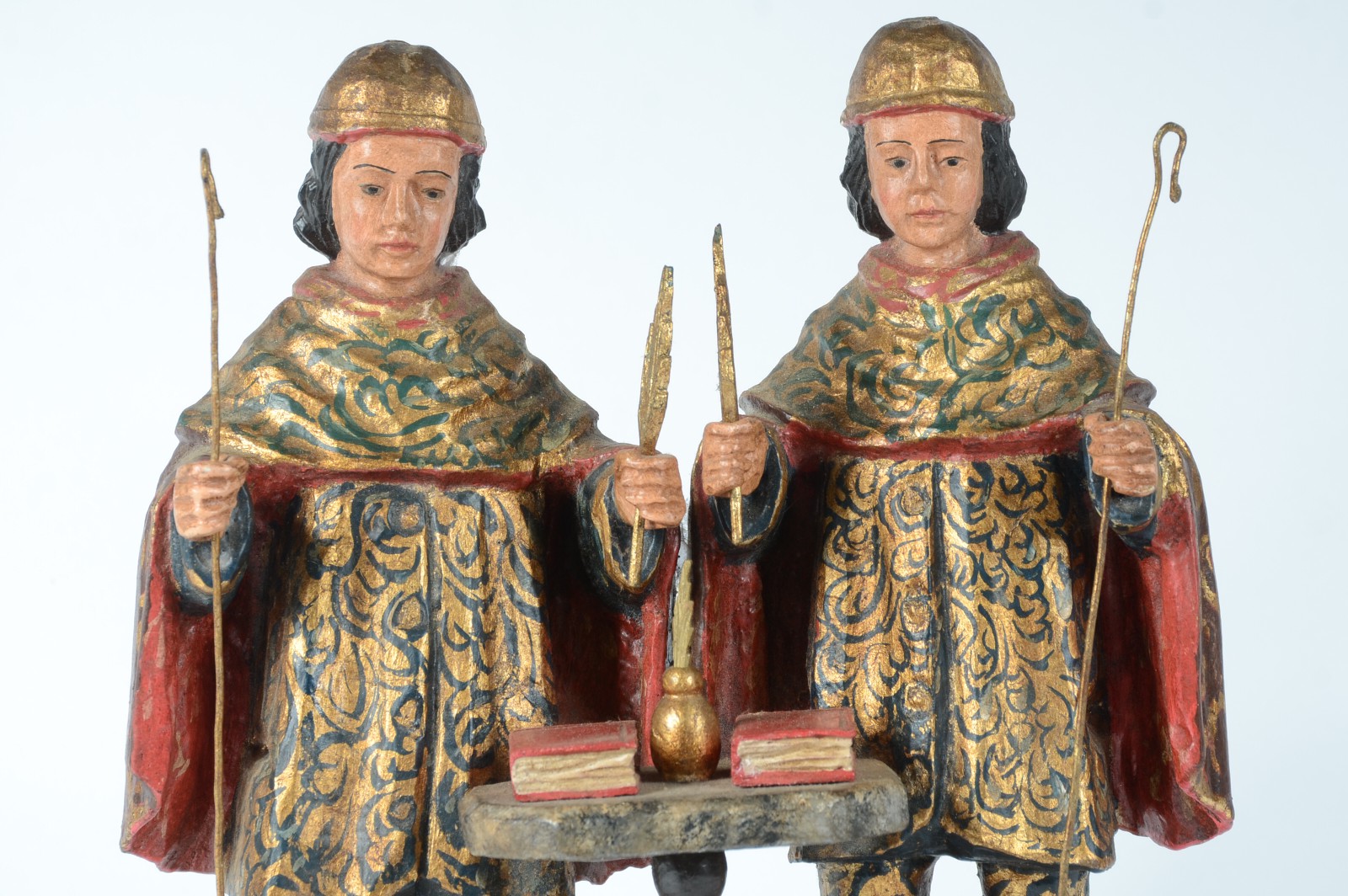 Imagem de madeira policromada e dourada representando São Cosme e São... - foto 3 de 10