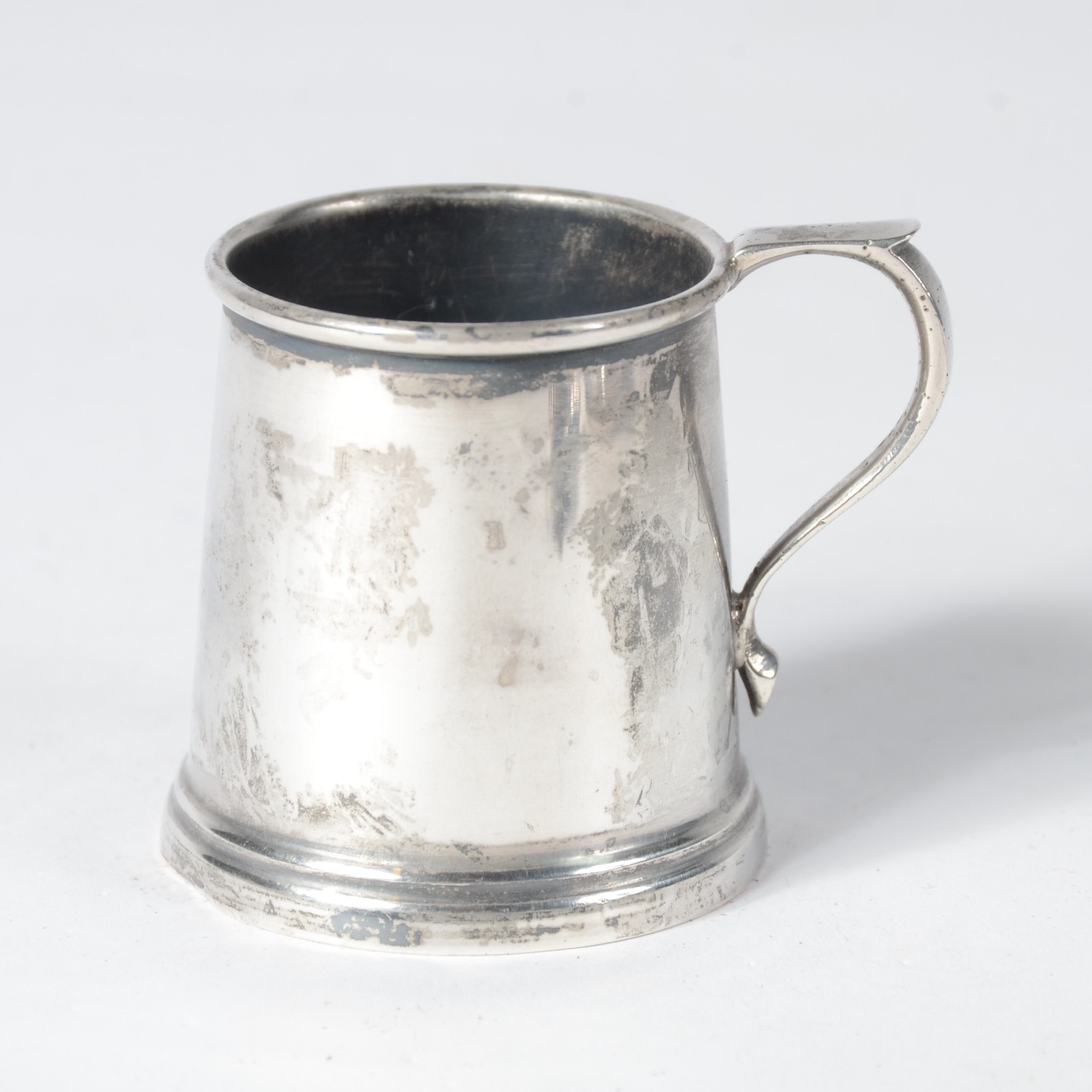 Quatro pequenas peças de prata, sendo: chapéu mexicano, caneca, peixe... - foto 4 de 7