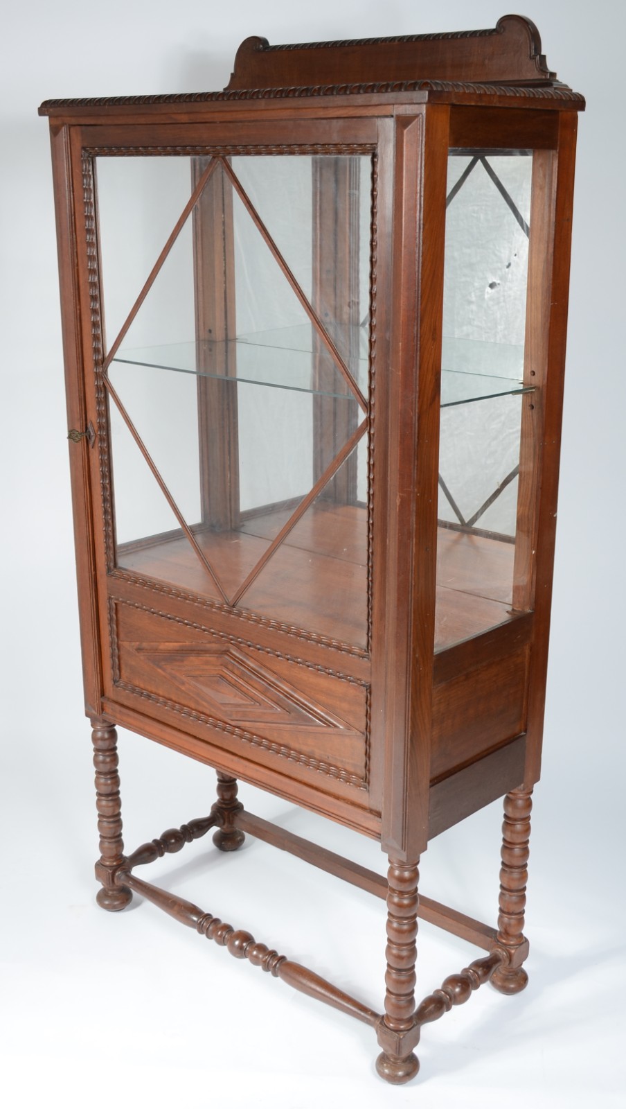 Vitrine de madeira nobre, interior com prateleira uma prateleira de... - foto 1 de 8