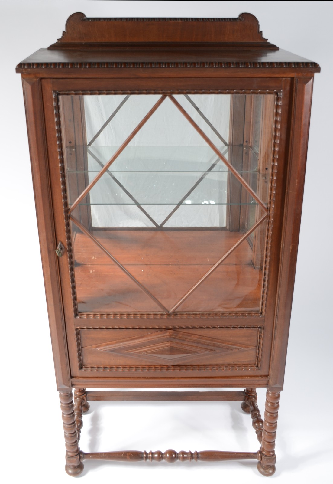 Vitrine de madeira nobre, interior com prateleira uma prateleira de... - foto 2 de 8