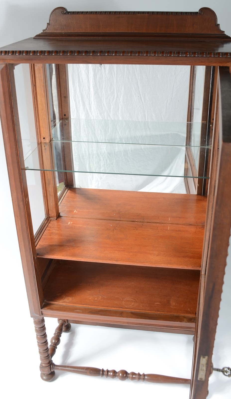 Vitrine de madeira nobre, interior com prateleira uma prateleira de... - foto 4 de 8