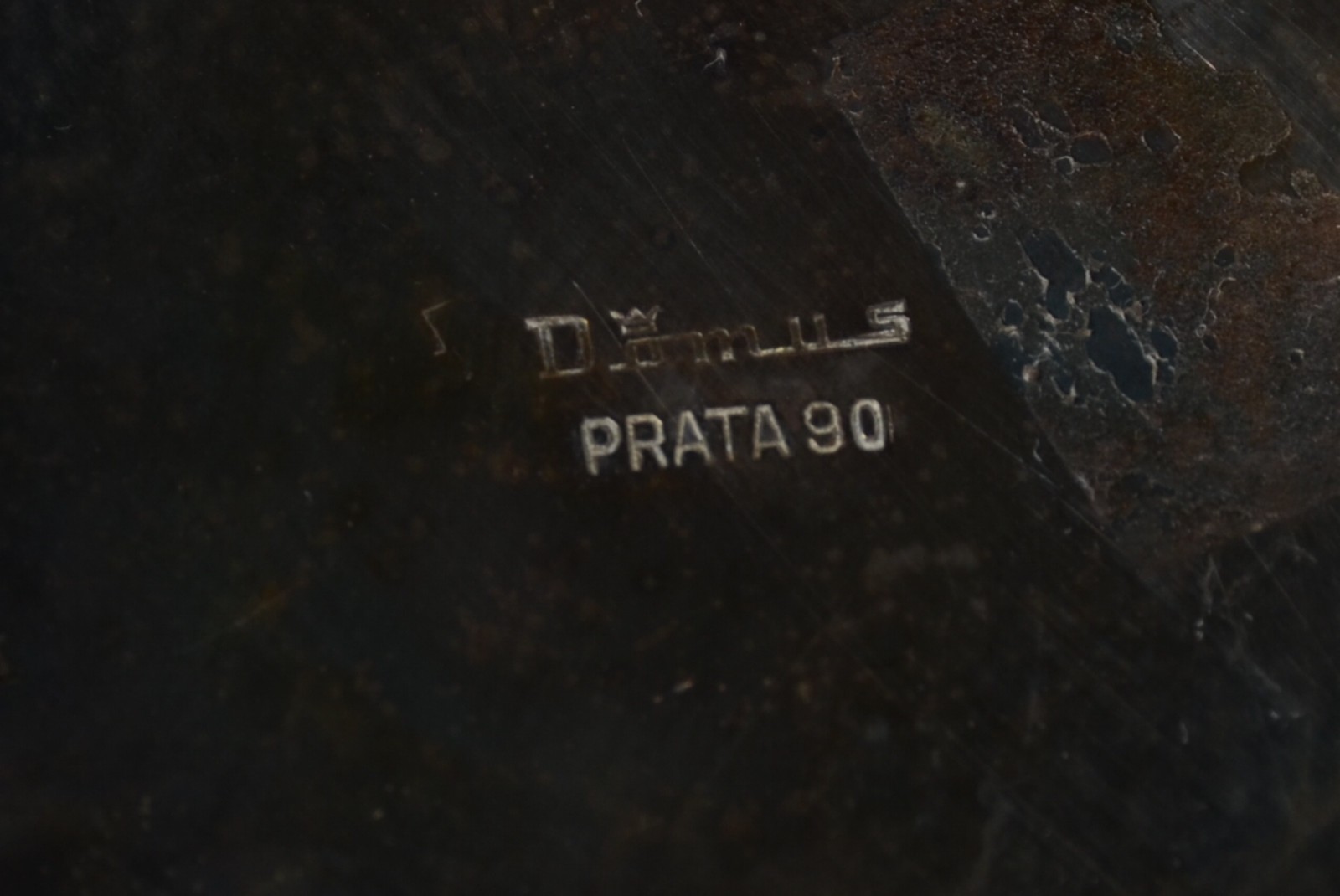 Cinco peças diversas de metal prateado, sendo: 2 jarras para água... - foto 8 de 8