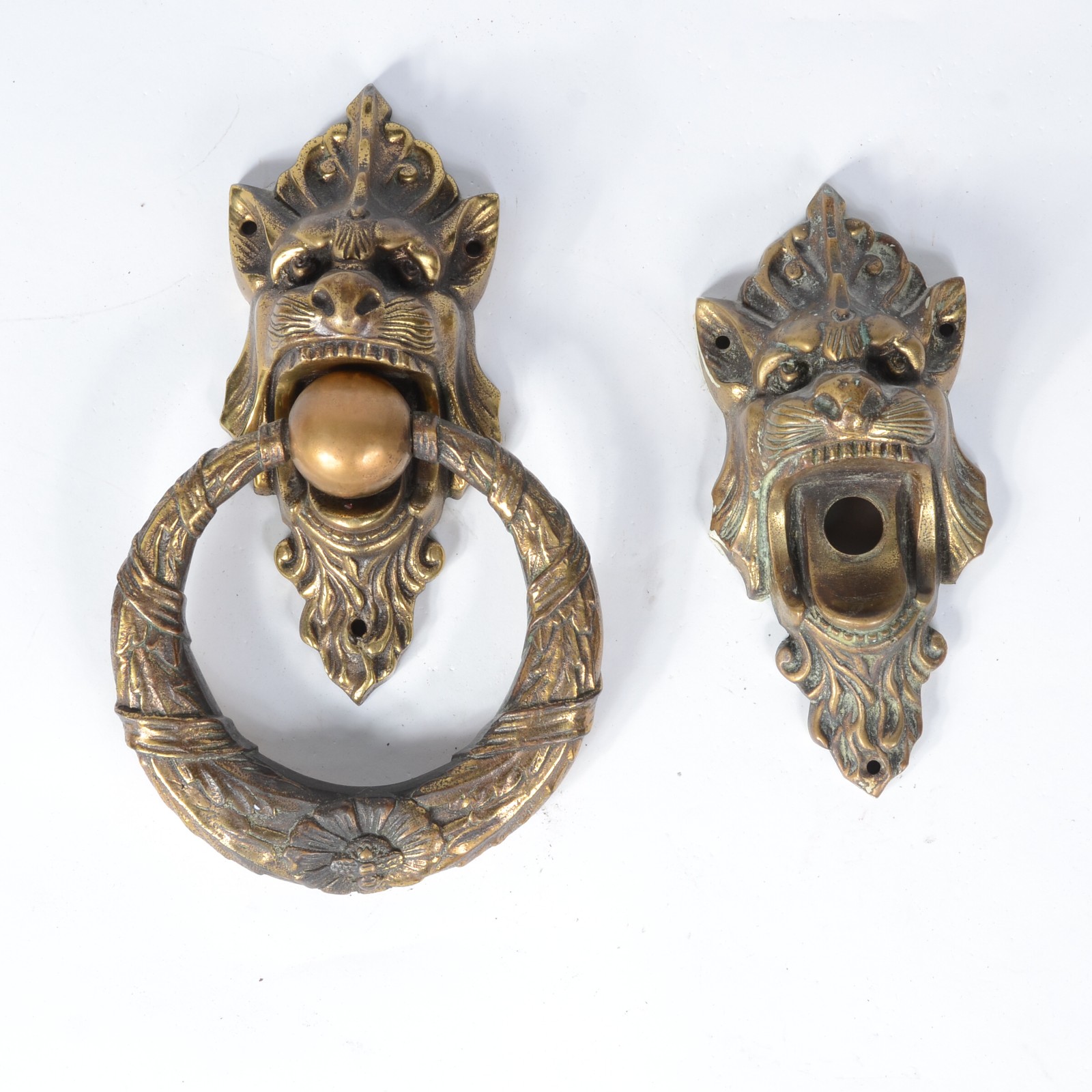 Conjunto com aldrava e porta campainha de bronze decorados com "caras... - foto 1 de 6