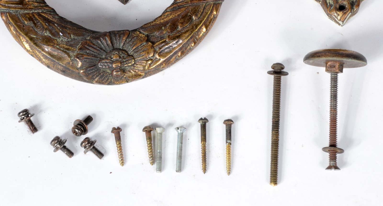 Conjunto com aldrava e porta campainha de bronze decorados com "caras... - foto 3 de 6