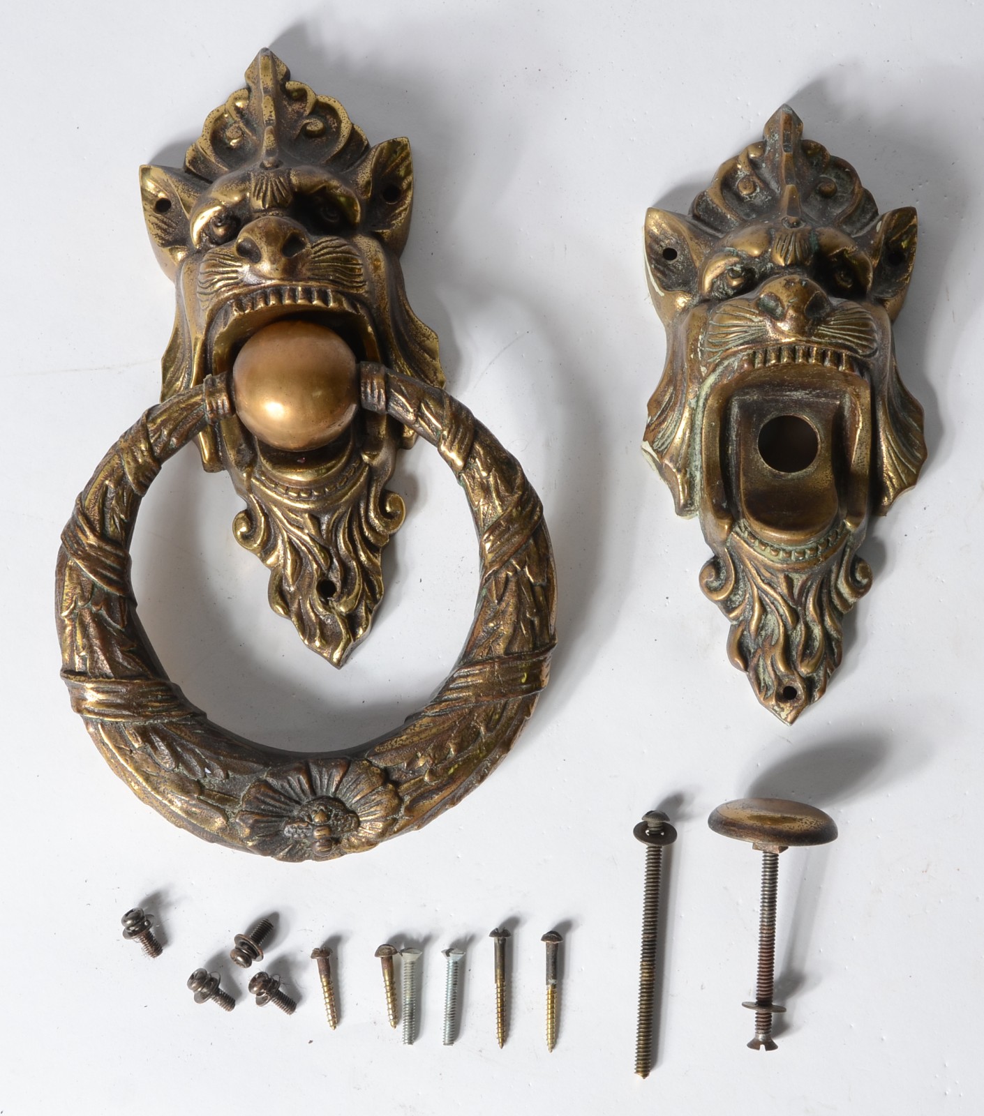 Conjunto com aldrava e porta campainha de bronze decorados com "caras... - foto 2 de 6