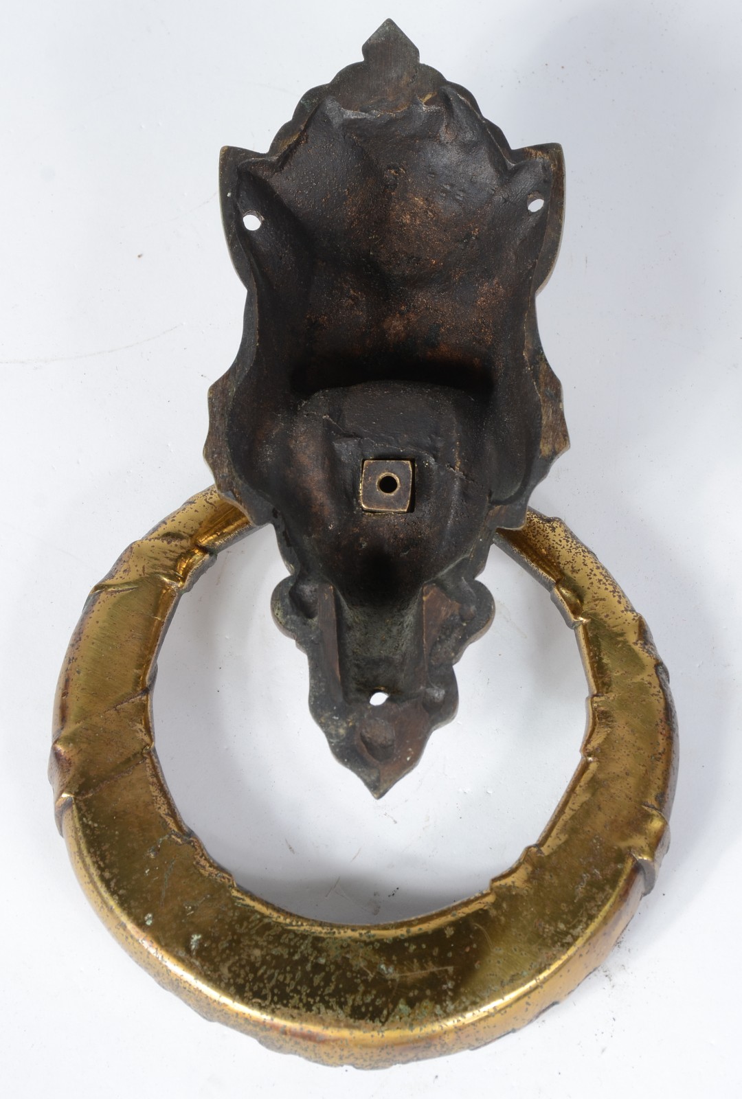 Conjunto com aldrava e porta campainha de bronze decorados com "caras... - foto 5 de 6