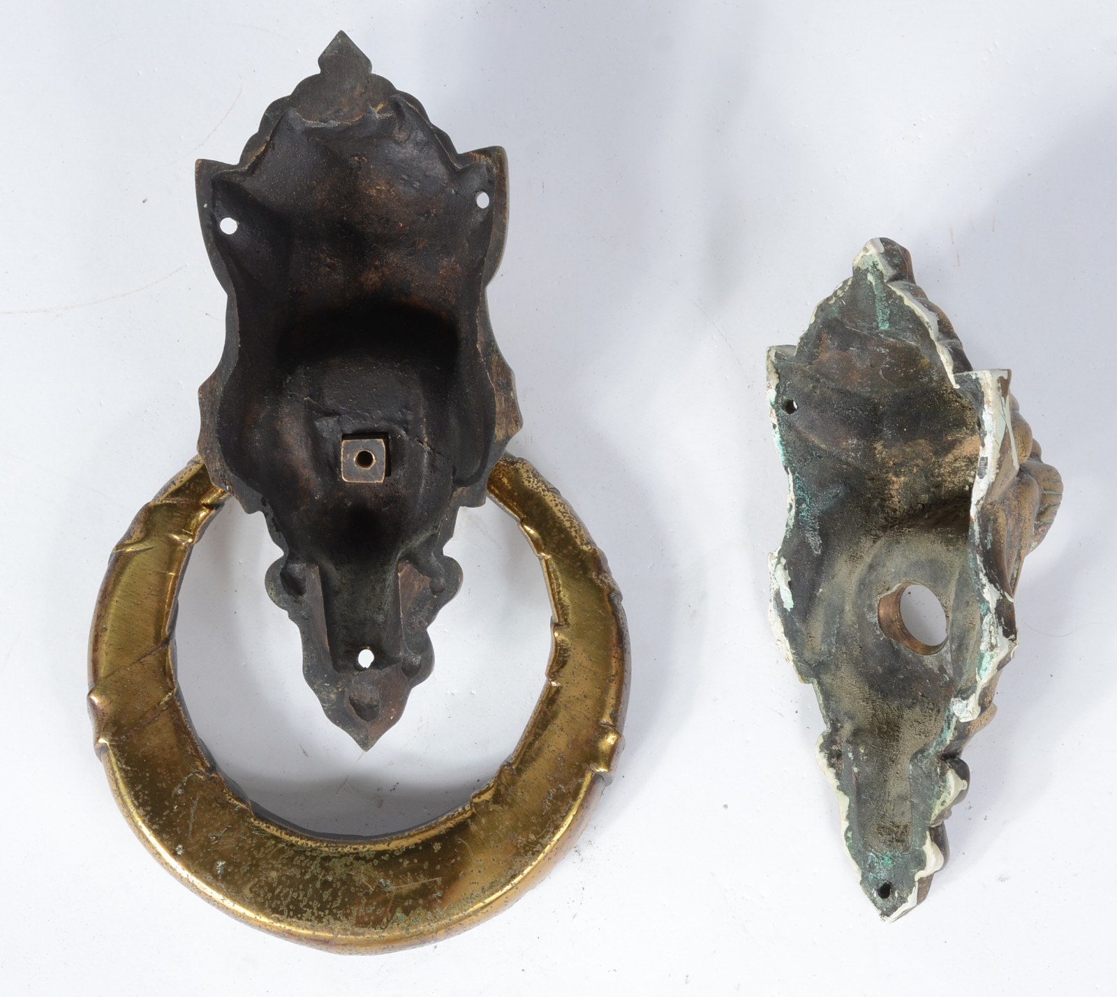 Conjunto com aldrava e porta campainha de bronze decorados com "caras... - foto 6 de 6